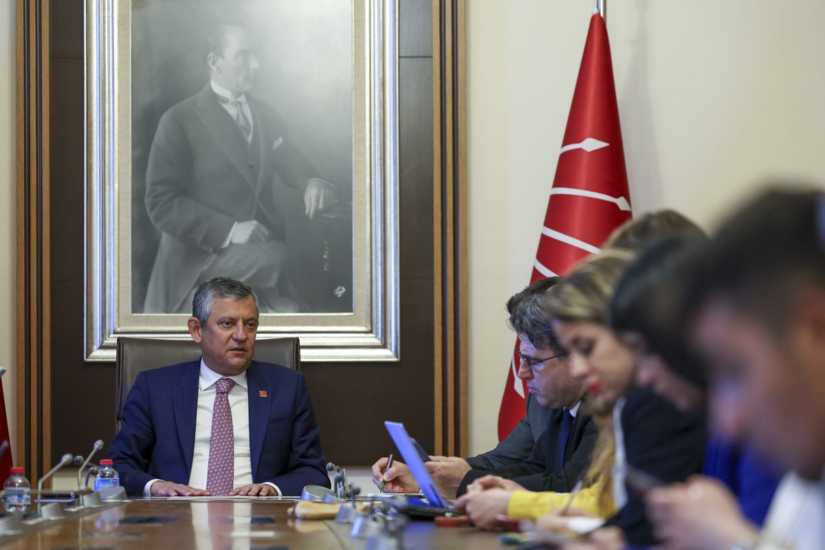 Özgür Özel: 'İkinci bir parti hazır etmek gerekebilir ama CHP'yi bırakmak yok'