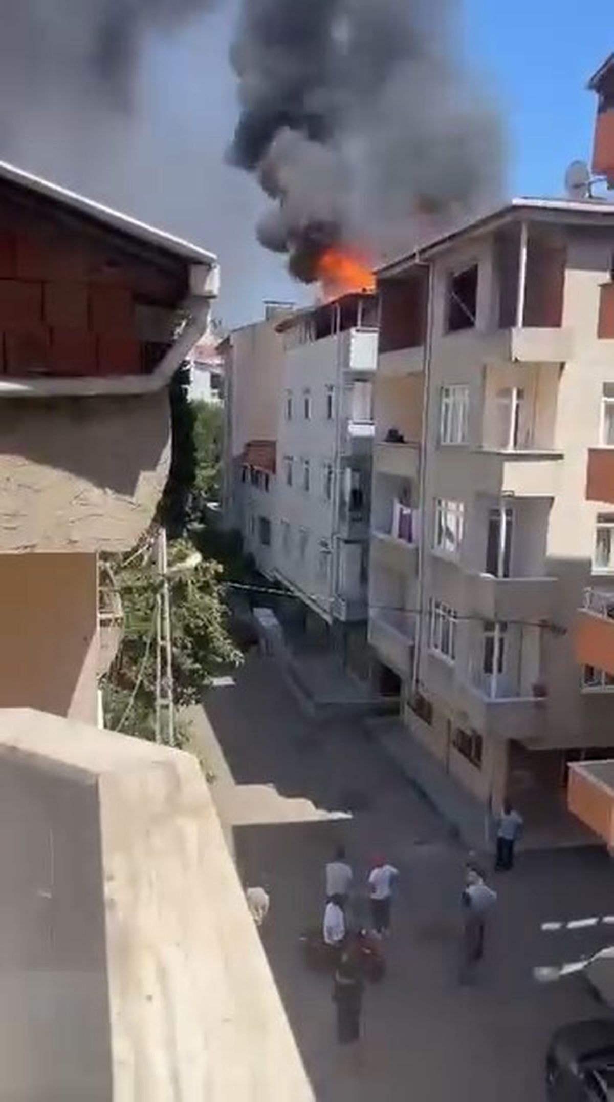 Pendik'te 5 katlı binada çatı izolasyonu sırasında yangın