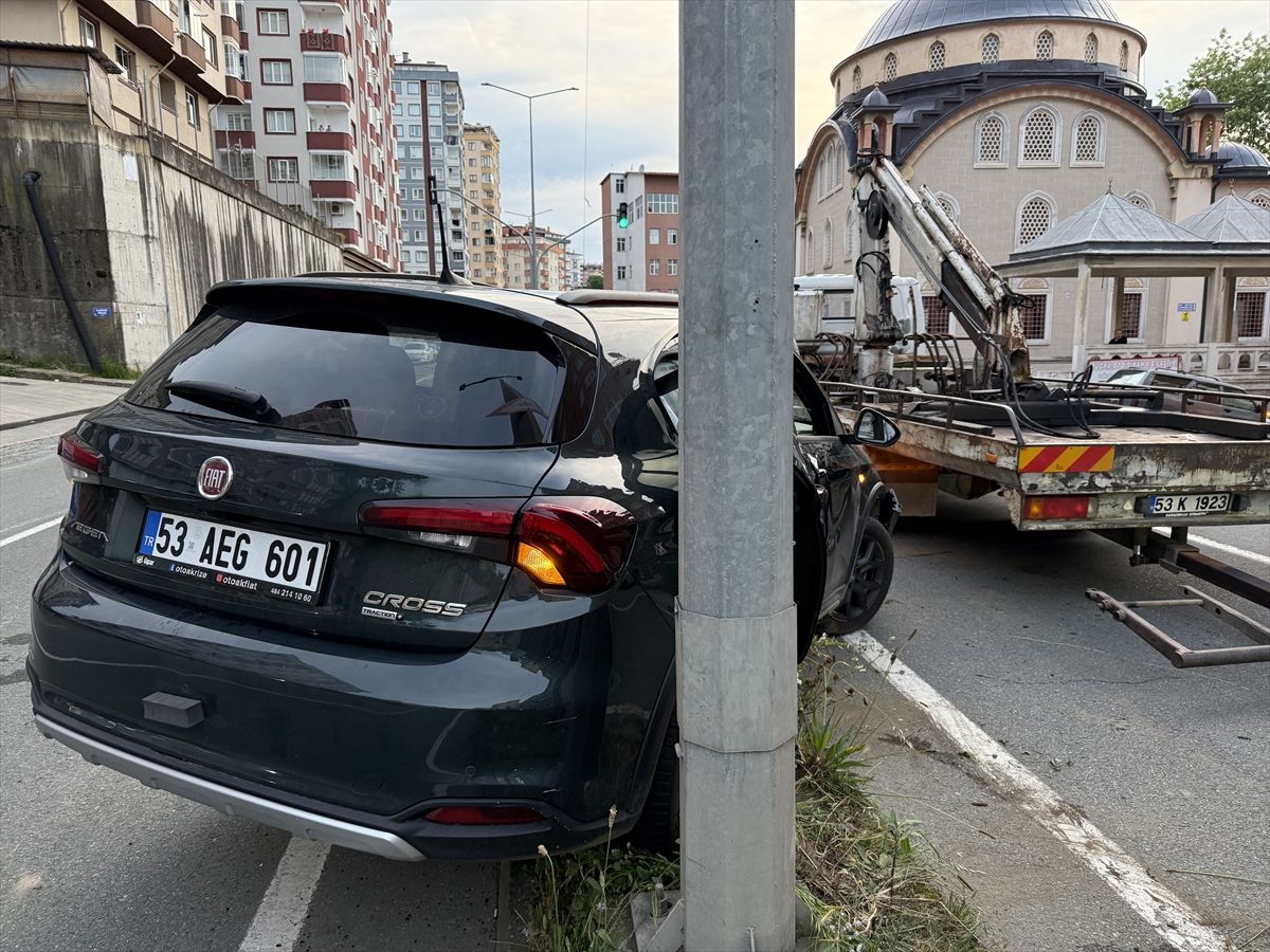 Rize'de otomobille kamyonetin çarpıştığı kazada 5 kişi yaralandı
