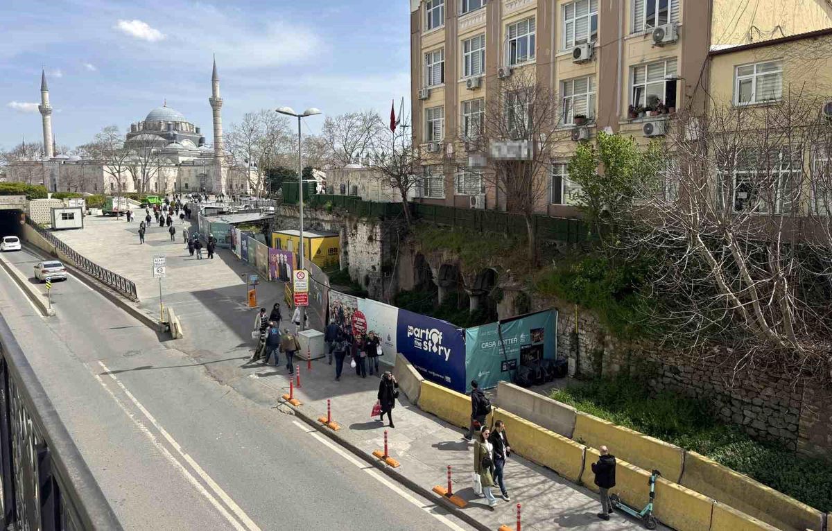Roma kalıntıları ile modern şehir yaşamı aynı karede