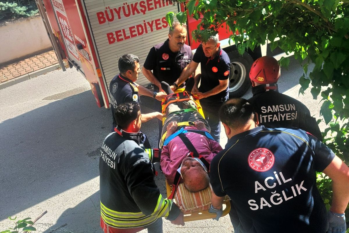 Samsun'da üzüm yaprağı toplarken sundurmanın üzerine düşen kişiyi itfaiye kurtardı