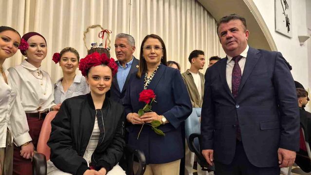 Sepet şeklinde tasarlanan insan saçında çikolata ikramı