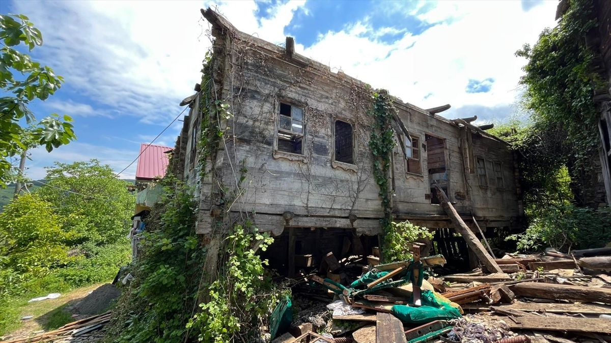 Sinop'ta ahşap ev yıkımı sırasında dengesini kaybederek düşen kişi yaralandı