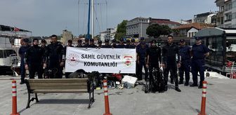 Sinop'ta denizden çıkarılan çöp kovası ve tabure gibi atıklar farkındalık için sergilendi