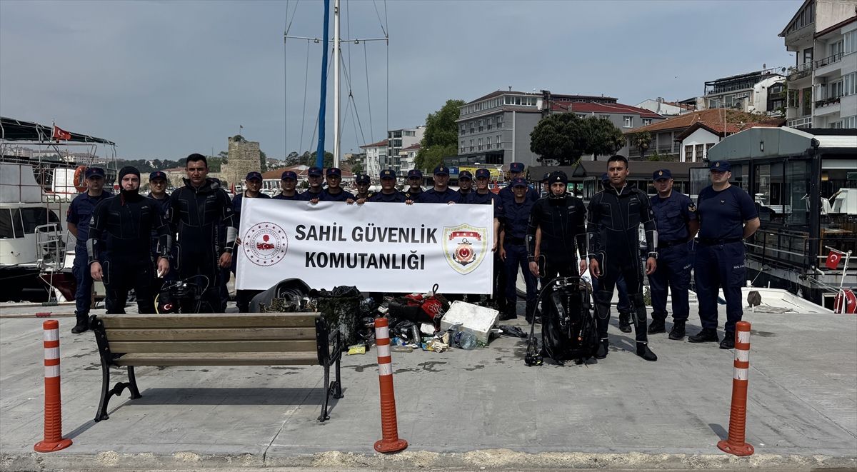 Sinop'ta denizden çıkarılan çöp kovası ve tabure gibi atıklar farkındalık için sergilendi