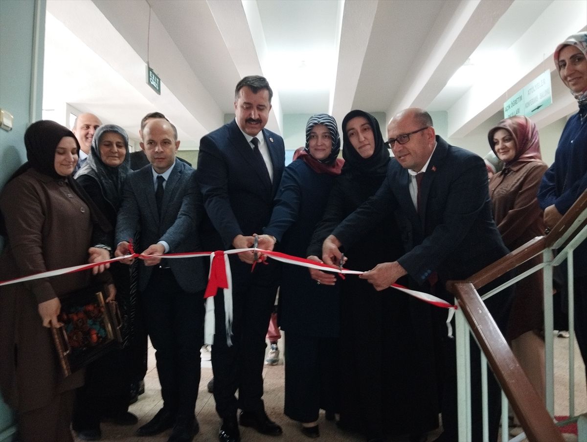 Suşehri'nde 'Hayat Boyu Öğrenme Haftası' kapsamında sergi açıldı