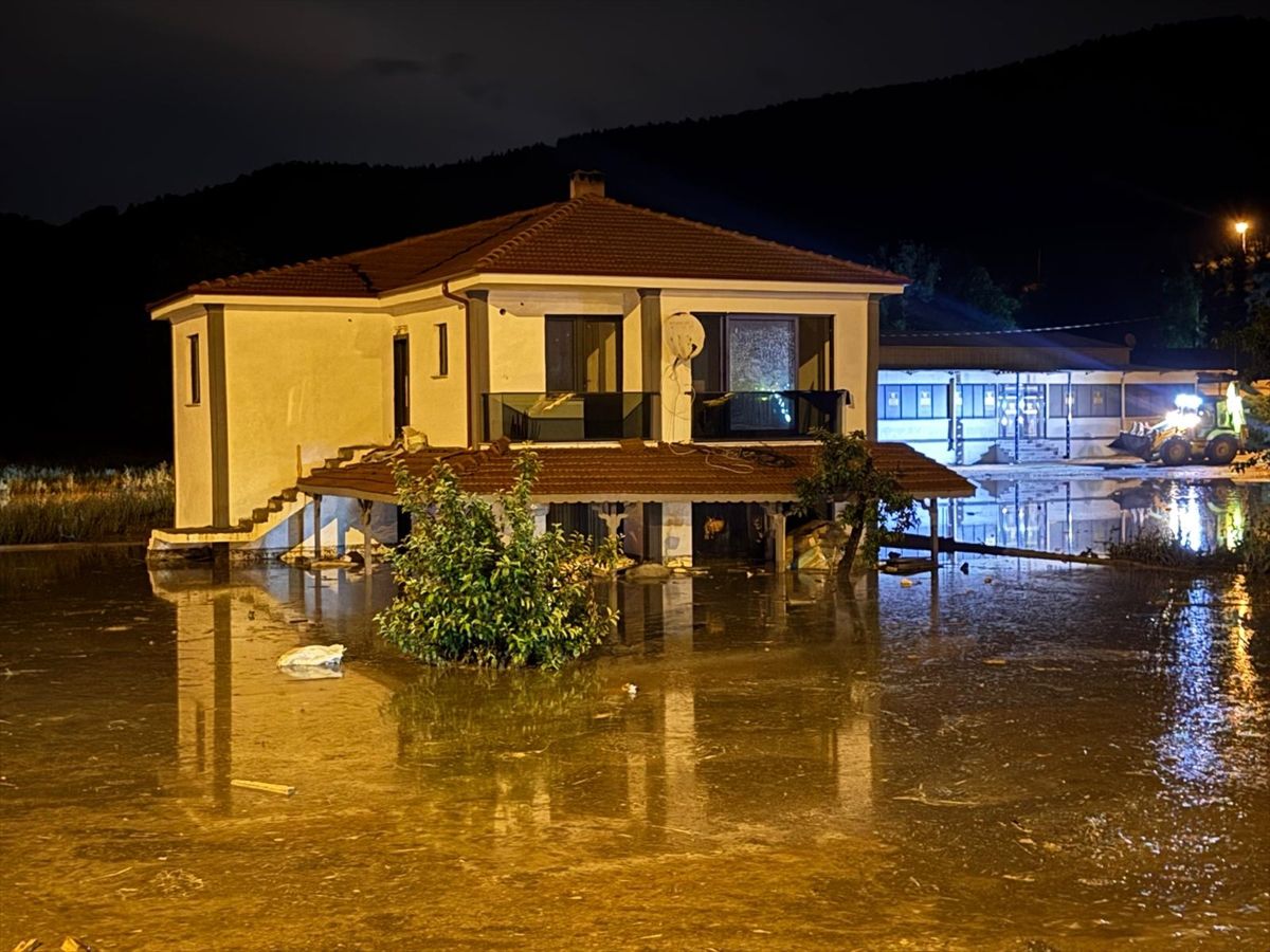 Taraklı'da sağanak etkili oldu