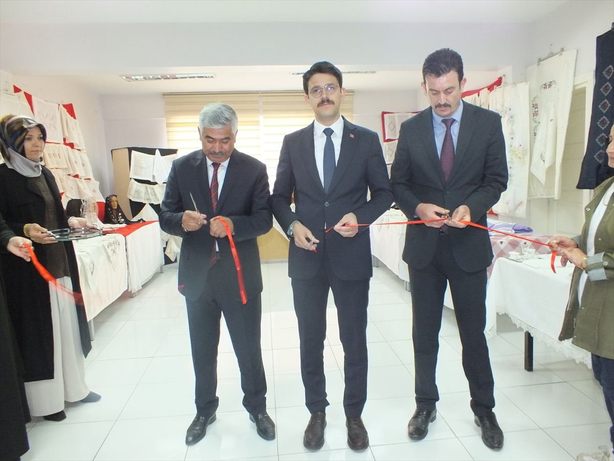 Ulaş'ta el sanatları sergisi açıldı