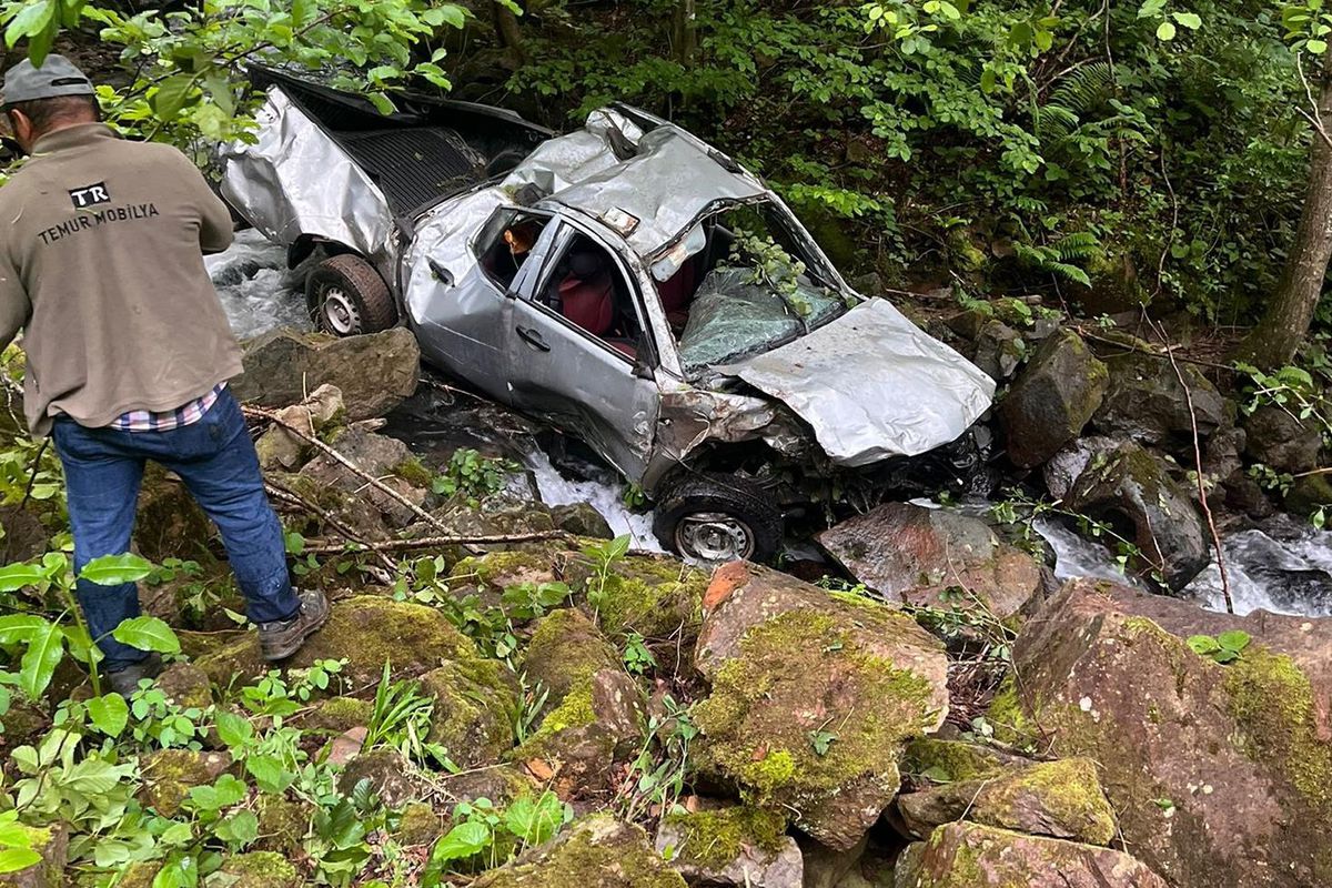 Ordu'da uçuruma yuvarlanan kamyonetteki karı-kocayı ölüm ayırdı