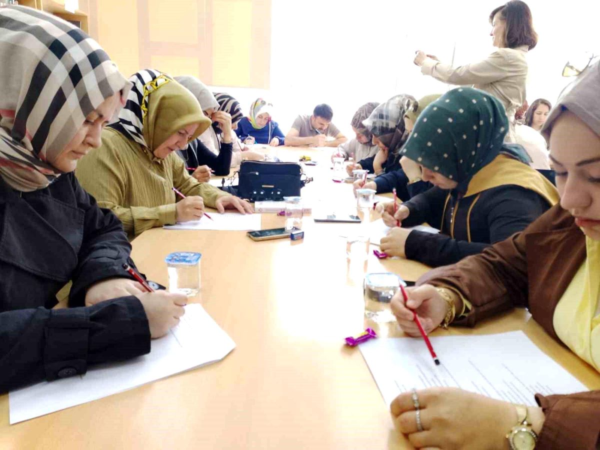 Veliler sınav sıralarına çocukları için oturdu
