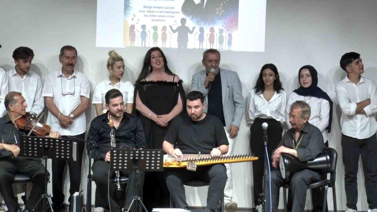 Yavuz Bingöl, denetimli serbestlik çocuk korosuyla aynı sahneyi paylaştı
