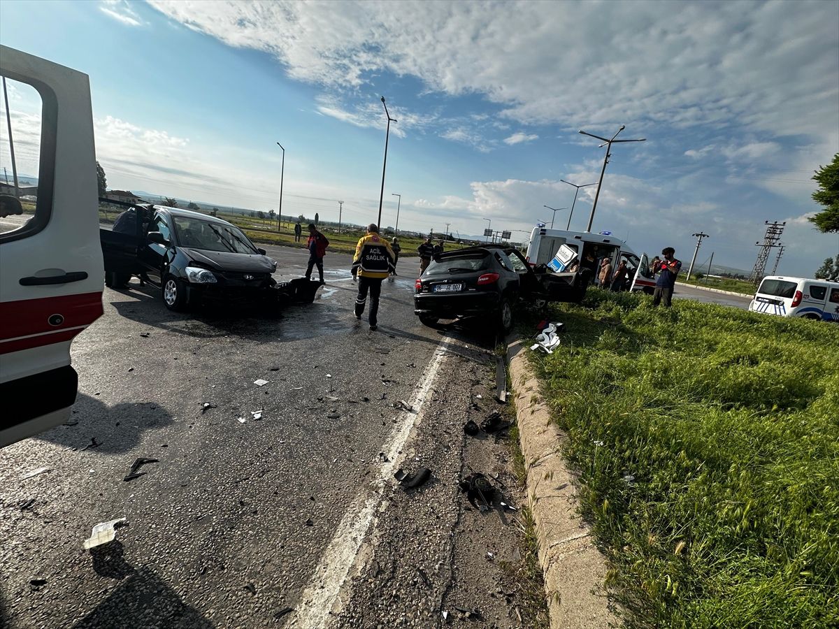 Yozgat'ta iki otomobilin çarpıştığı kazada 7 kişi yaralandı