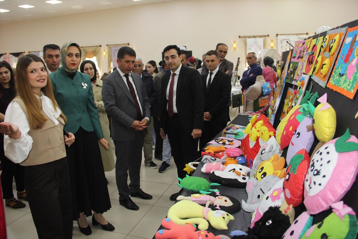 Zara'da Halk Eğitimi Merkezi Yıl Sonu Sergisi Açıldı