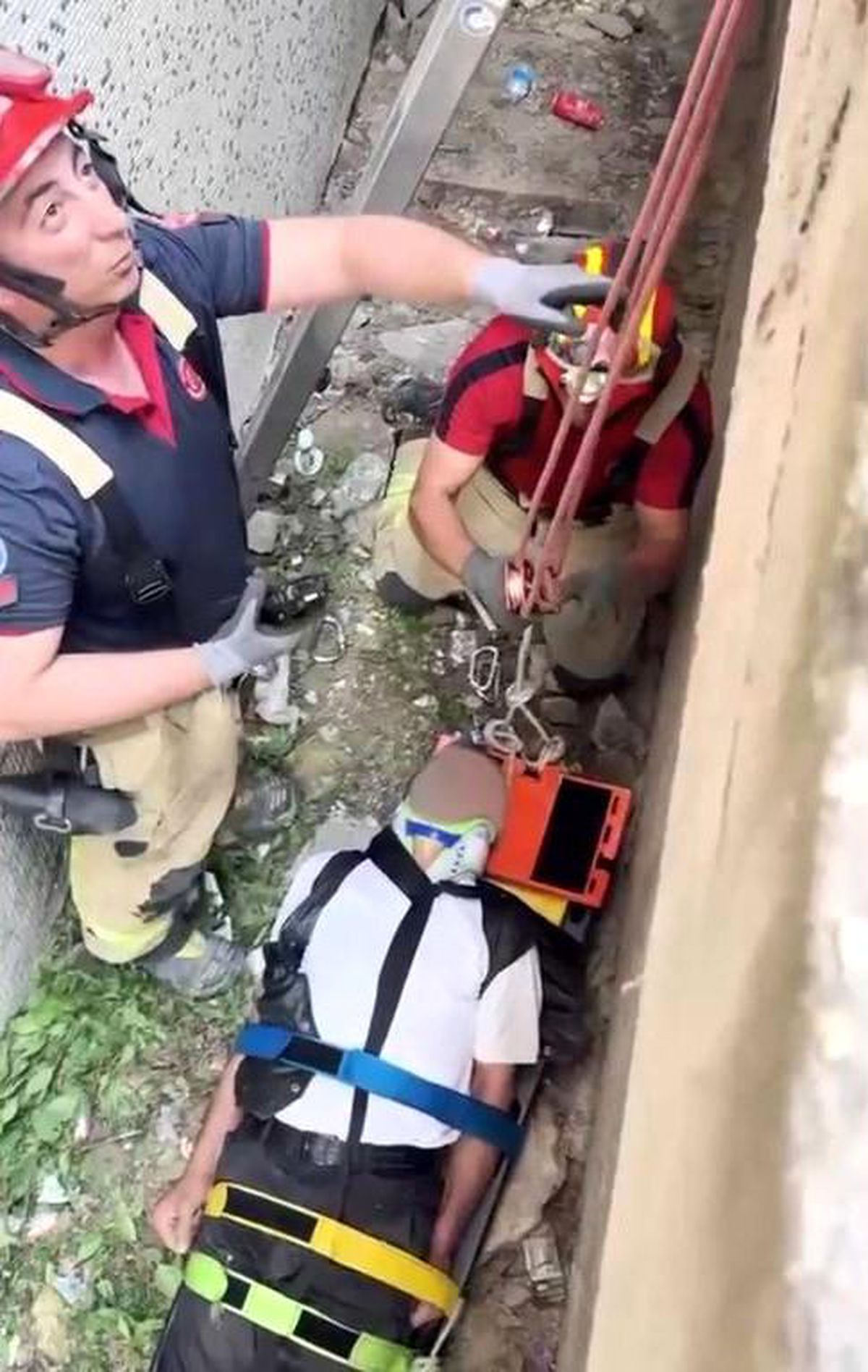 Zeytinburnu'nda 5 metre yükseklikten boşluğa düşen şahsın kurtarılma anı kameraya yansıdı