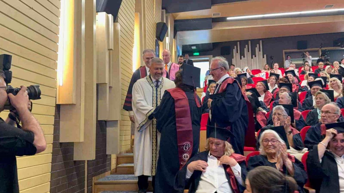 6 farklı ilde görev yapmış emekli emniyet müdürü, 65 yaşında tekrardan üniversiteden mezun oldu