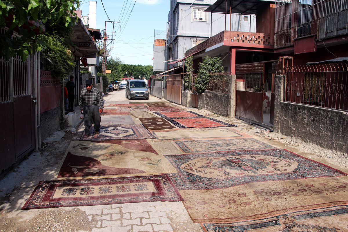 Havuzlubahçe'de Toz İsyanı: Mahalleli Yola Halı Serip Tepki Gösterdi