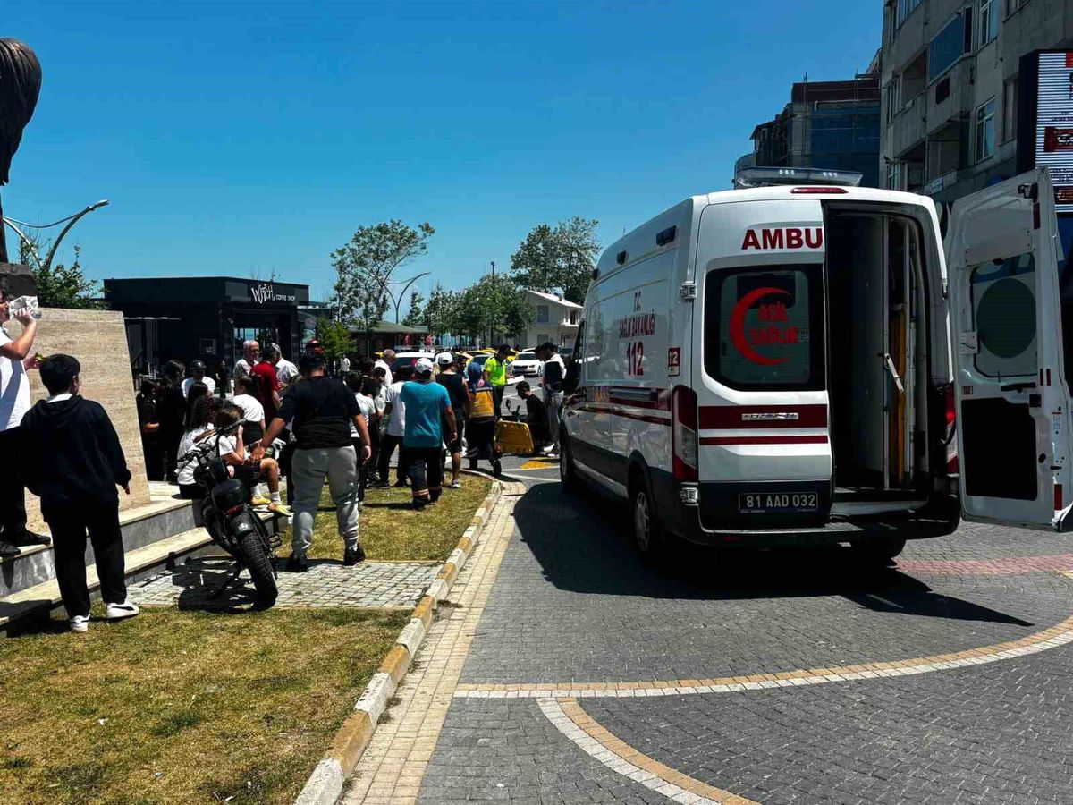 Akçakoca'da motosiklet ile otomobil çarpıştı 1 yaralı