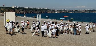 Antalya'da Dünya Çevre Günü kapsamında plajda temizlik yapıldı