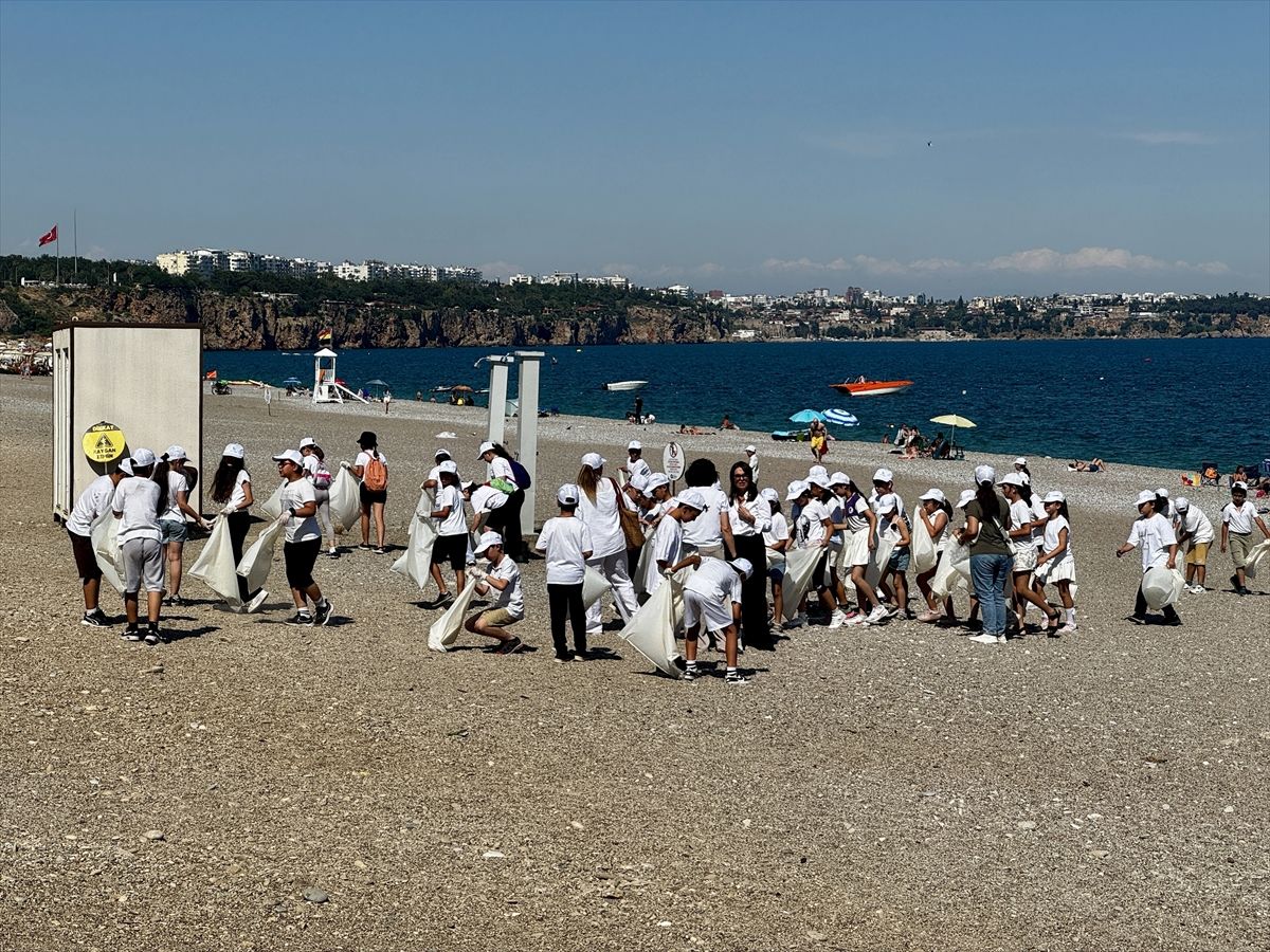Antalya'da Dünya Çevre Günü kapsamında plajda temizlik yapıldı