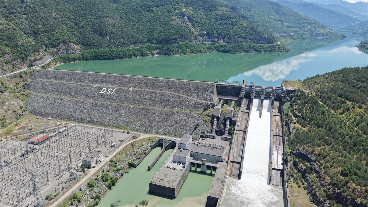 Artvin'de su seviyesi yükselen barajlarda kontrollü su tahliyesi yapılıyor