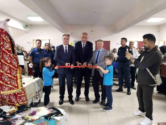 Aslanapa'da yılsonu sergisi açıldı