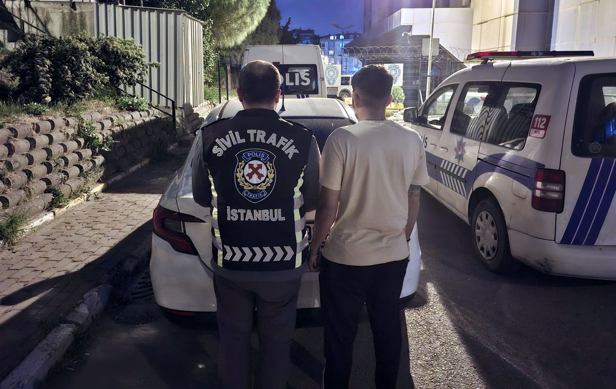 Avcılar'da makas atan sürücünün yakalandığı operasyon sonrası trafik ekiplerinin çalışması