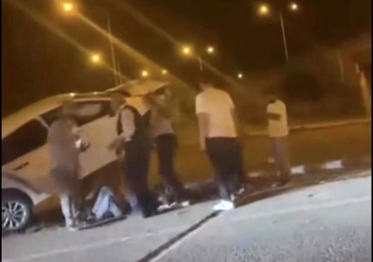 Aydınlatma direğine çarpan otomobil, beton kaidesi üzerinde asılı kaldı