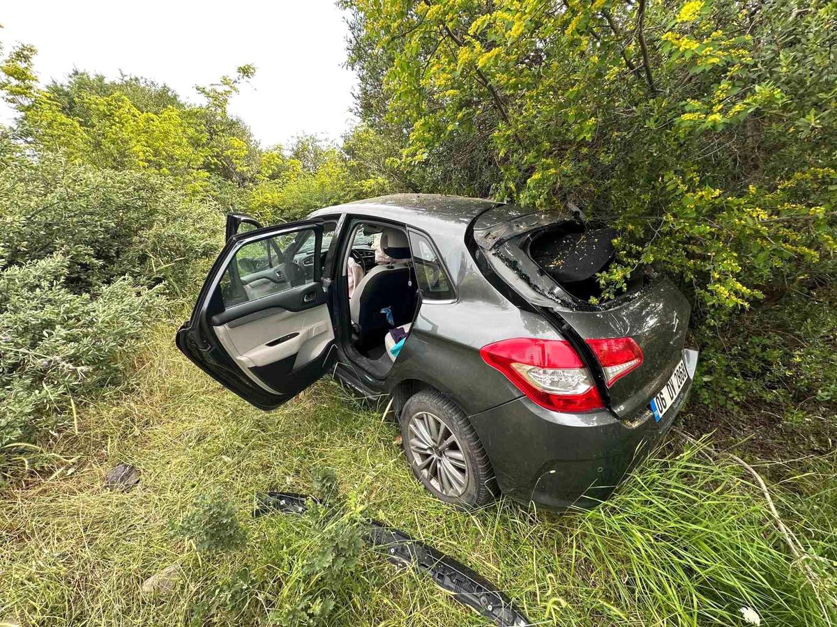 Ayvacık'ta otomobil şarampole yuvarlandı: 2 kişi yaralandı