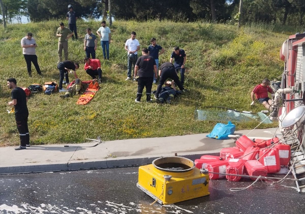 Bağcılar'da devrilen itfaiye aracındaki 3 personel yaralandı