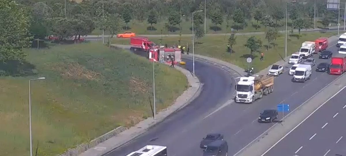 Bağcılar'da itfaiye aracı devrildi