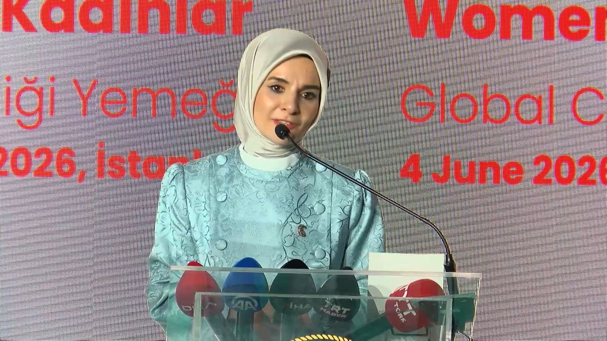 Aile ve Sosyal Hizmetler Bakanı Mahinur Özdemir Göktaş konuşma yaparken