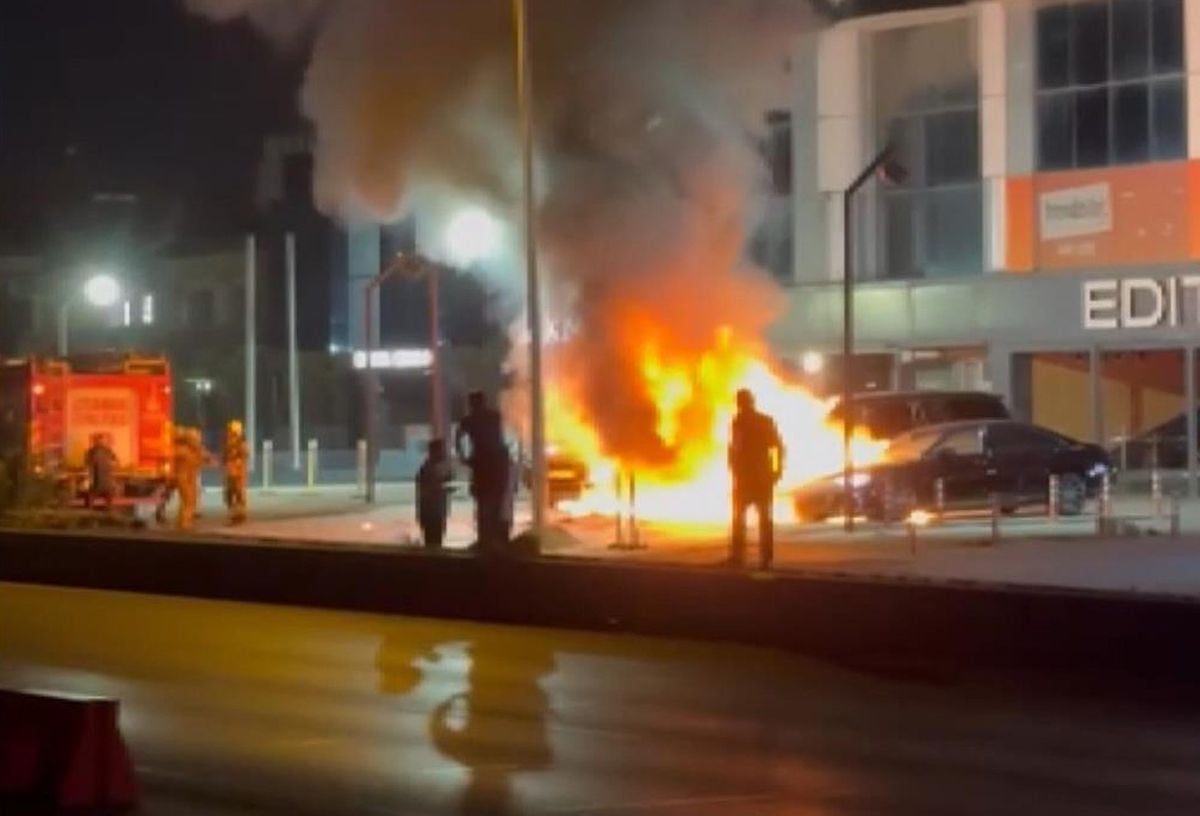 Bakırköy'de yanan araçların olay yerinden görünümü