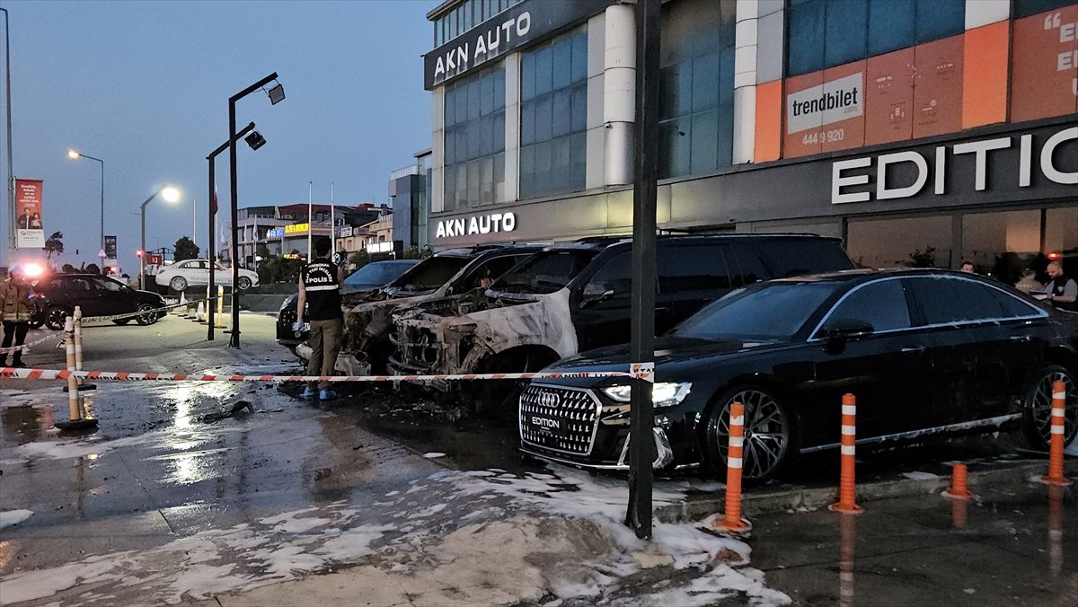 Bakırköy'de çıkan yangında lüks otomobiller yandı