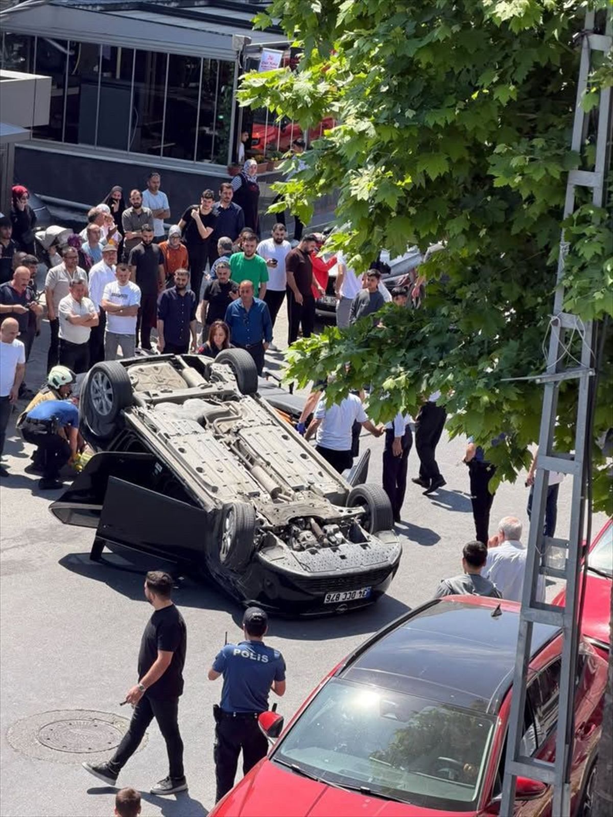 Başakşehir'de araca çarpıp takla atan otomobilin sürücüsü yaralandı