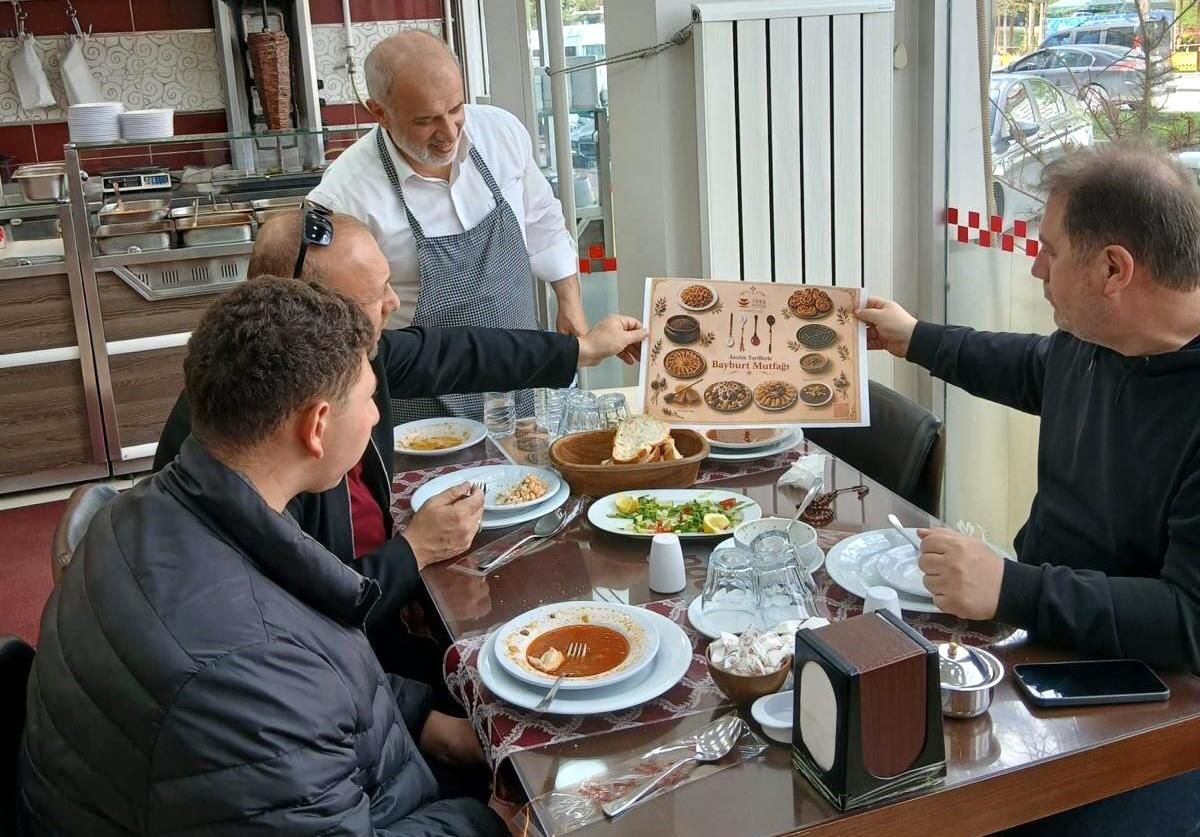 Bayburt'ta lokantalara yöresel lezzetleri tanıtan servis materyalleri dağıtıldı