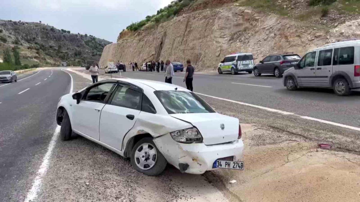 Besni'de otomobiller çarpıştı: 2 yaralı