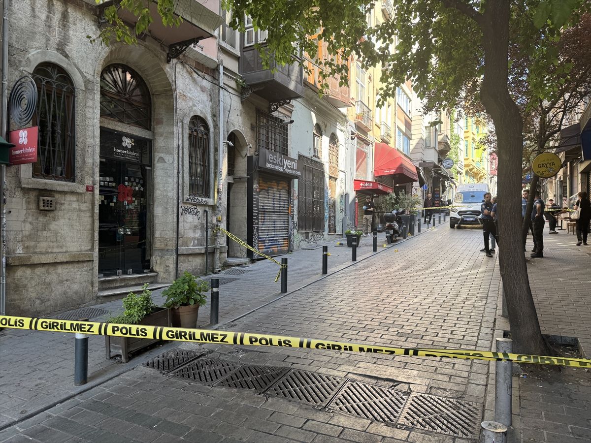 Beyoğlu'nda arkasından yaklaşan zanlının silahla vurduğu kişi yaralandı