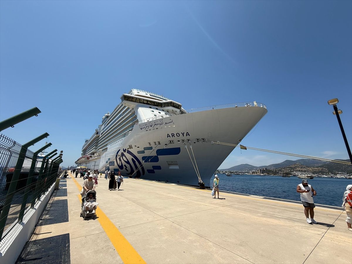 Bodrum'a 'Aroya' kruvaziyeriyle 2 bin 124 turist geldi