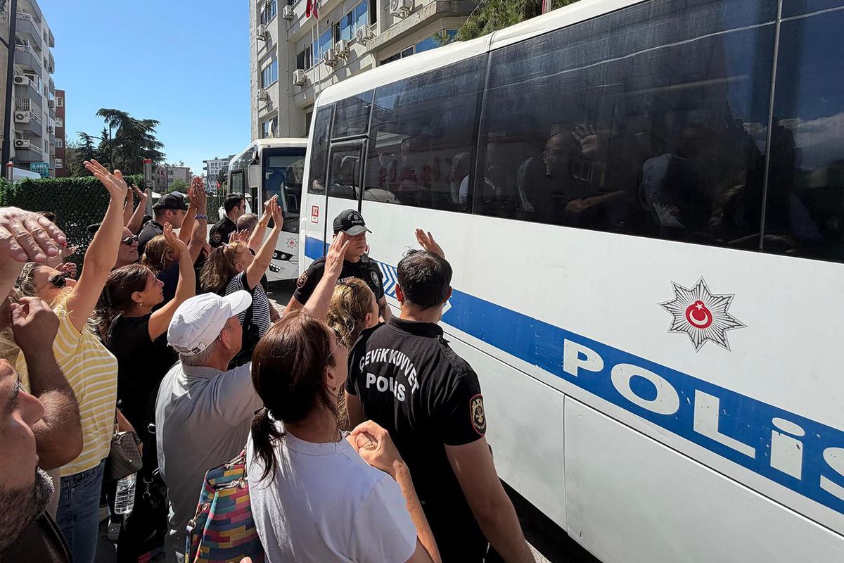 Buca Belediyesi'ne yolsuzluk operasyonu: Memurun 13 yarış atı çıktı