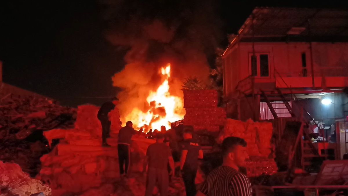 Bursa'da yangın çıkan geri dönüşüm tesisi