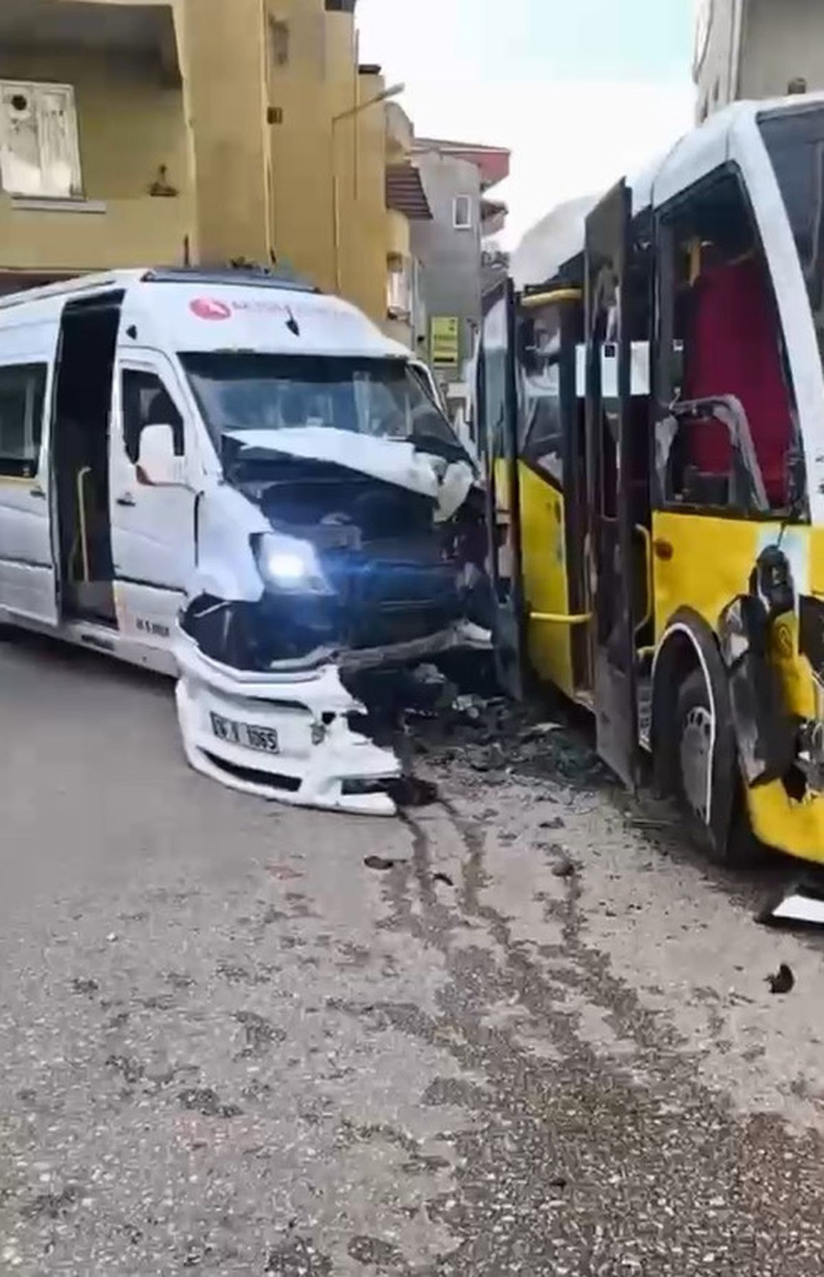 Bursa'da servis minibüsüyle özel halk otobüsü çarpıştı; 5 yaralı