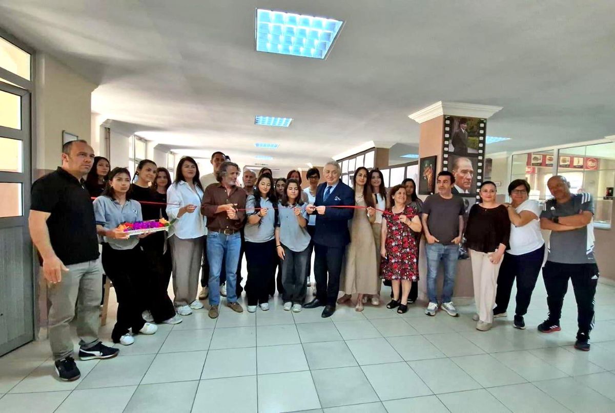 Çeşme Atatürk Anadolu Lisesi'nden 'Renklerin Fısıltısı' resim sergisi