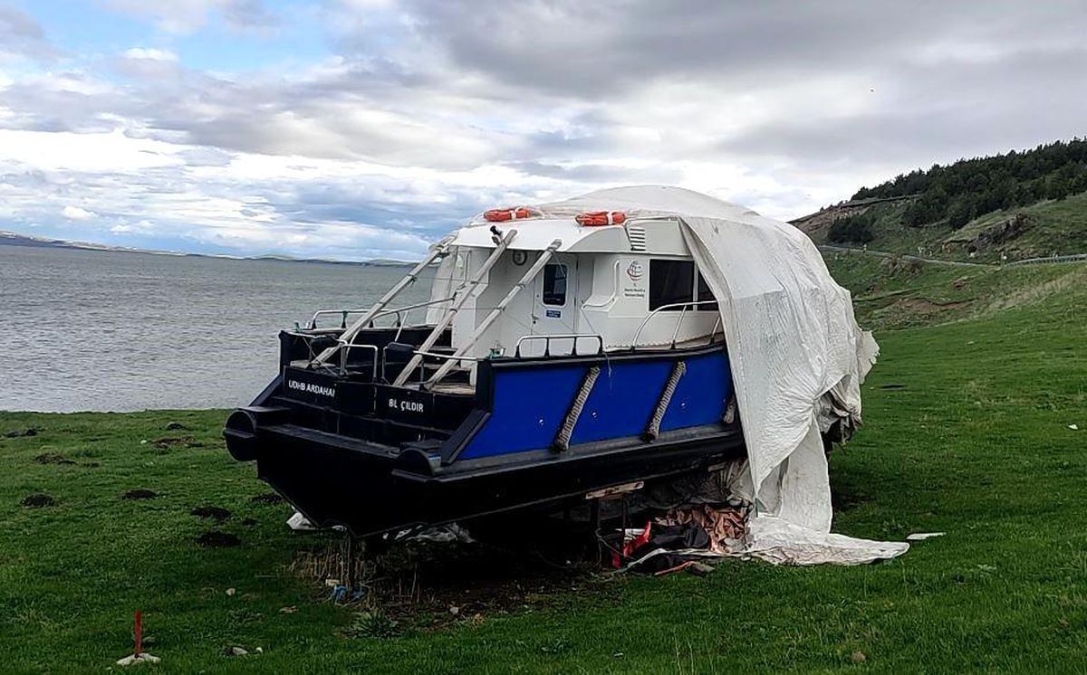 Çıldır Gölü kıyısına çekilen teknenin akıbeti merak konusu
