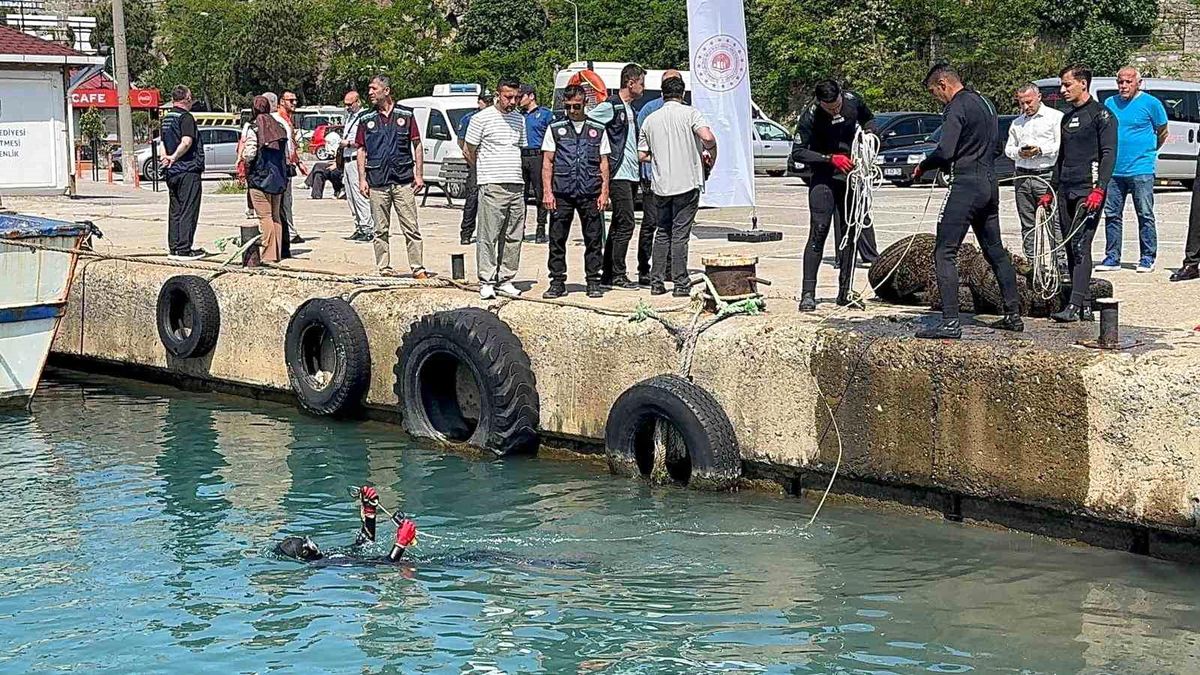 Denize atılan çöpler temizlendi