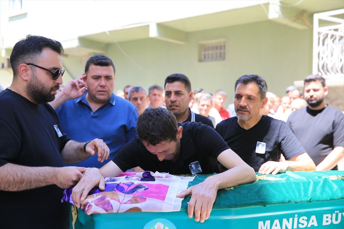 Denizli'deki otobüs kazasında ölen üniversite öğrencisinin cenazesi Manisa'da defnedildi