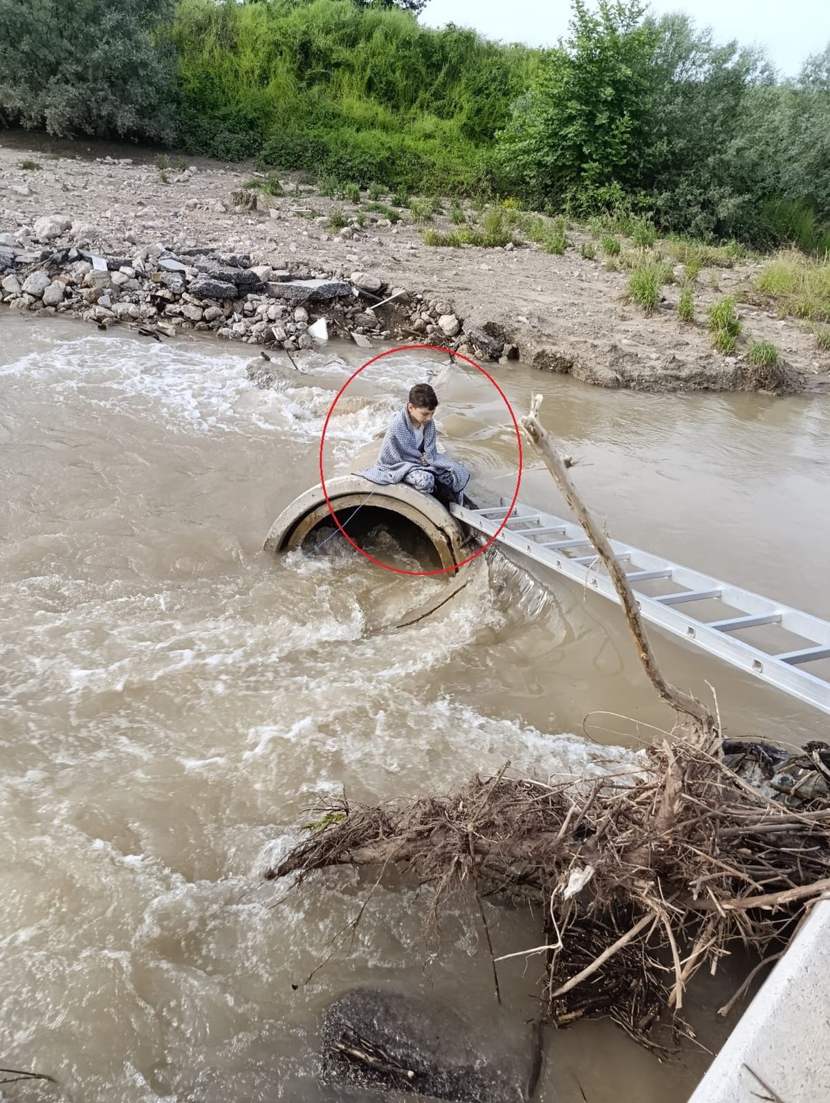 İtfaiye ekiplerinin dere kenarındaki kurtarma çalışması