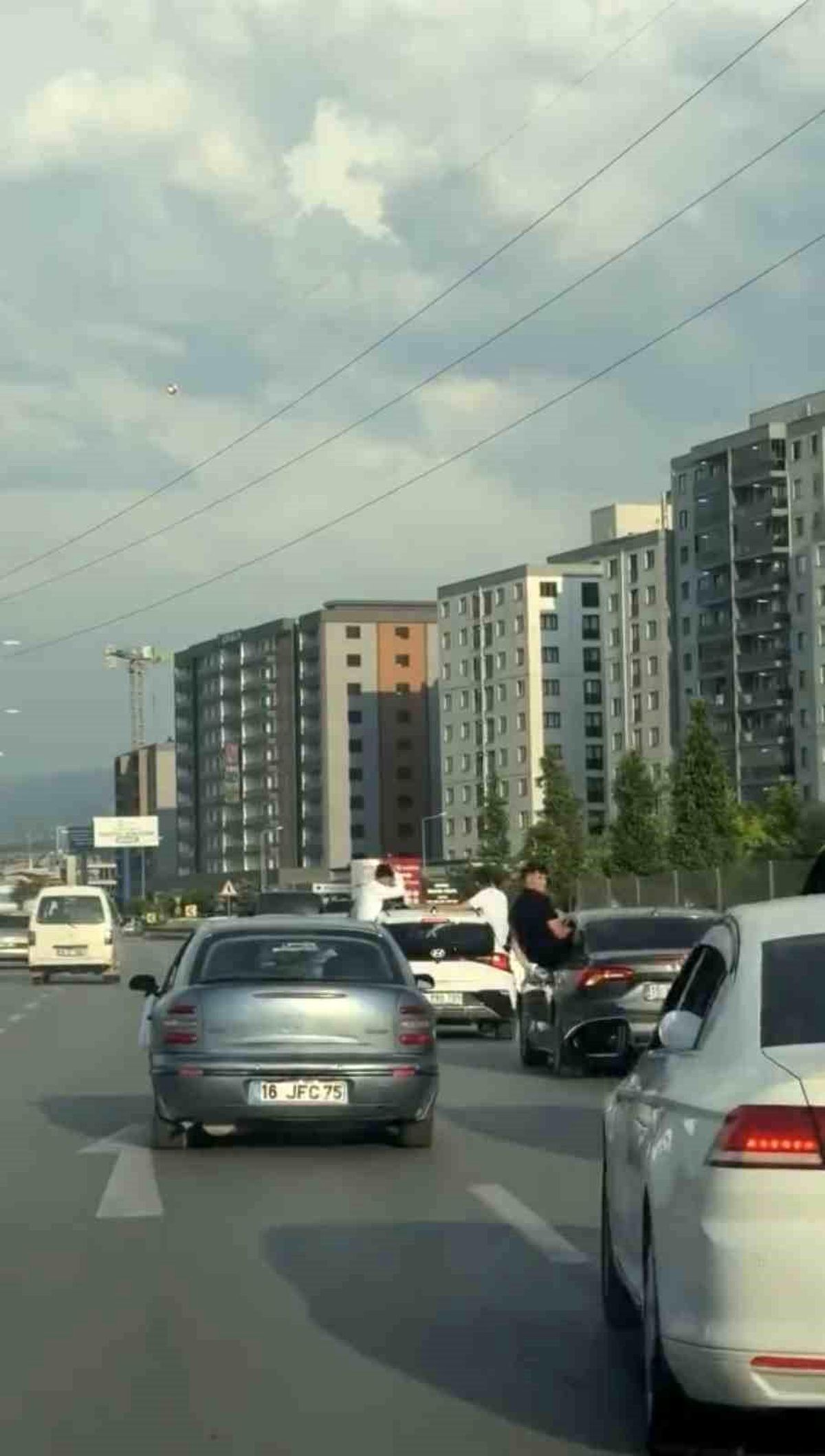 Düğün konvoyunda tehlikeli yolculuk