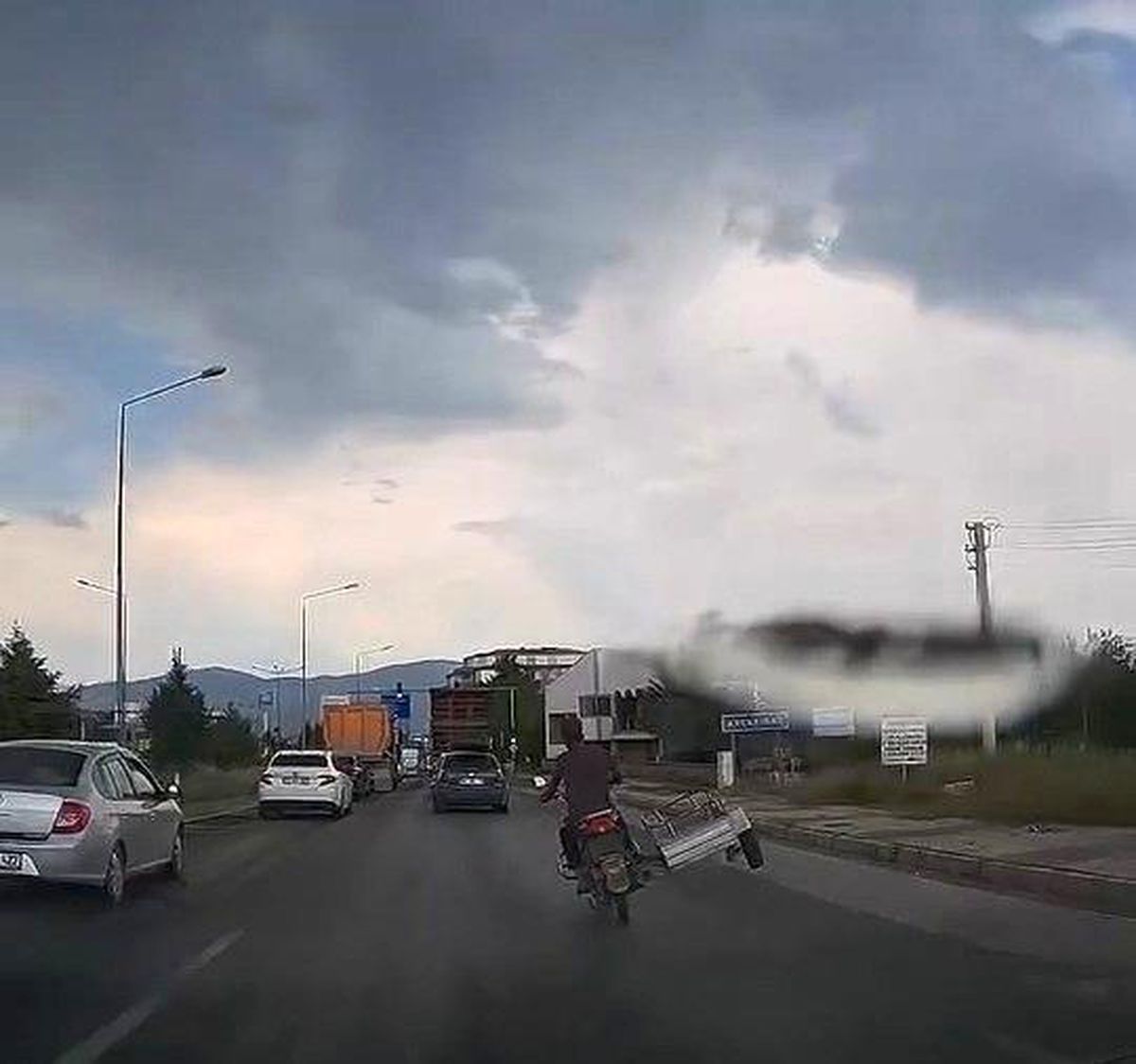Elazığ'da trafikte tek teker üzerinde giden sepetli motosiklet