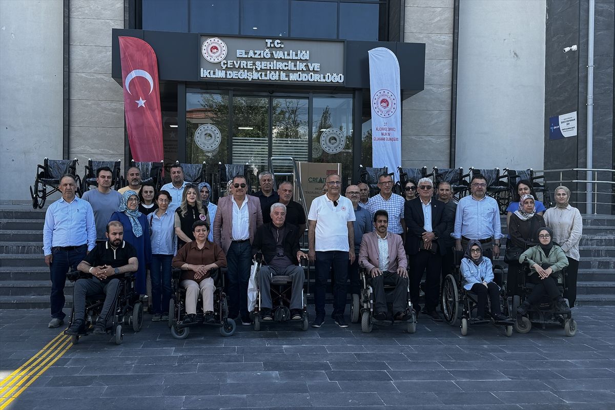Elazığ'da toplanan elektronik atık ve mavi kapaklarla engelli bireylere akülü sandalye desteği