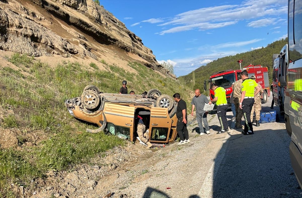 Erzincan'da devrilen hafif ticari araçtaki 6 kişi yaralandı